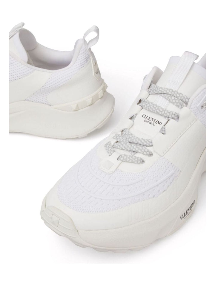 TRUE ACT SNEAKERS