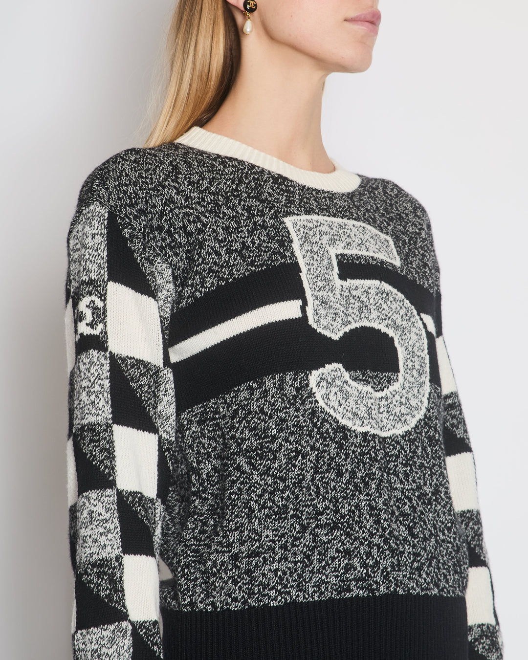 Top Quality Chanel Black No5 Round Neck Cashmere Jumper with CC Detail Size FR 38 (UK 10)