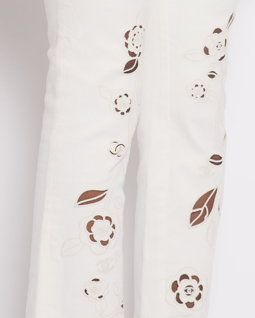 Top Quality Chanel 24P White Denim Straight Leg Jeans with Pockets and Cut Out Floral Embroidery Size FR 36 (UK 8) RRP ¬£2750