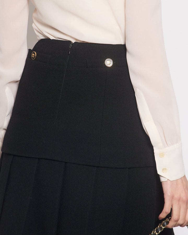 Top Quality Chanel Black Pleated Panel Skirt with Gold CC Back Pocket Button Detail Size FR 36/38 (UK 8-10)