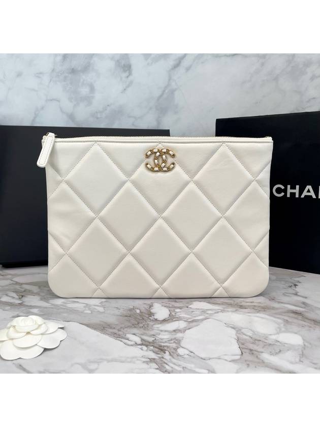 19 Medium Lambskin Clutch Bag White Chanel