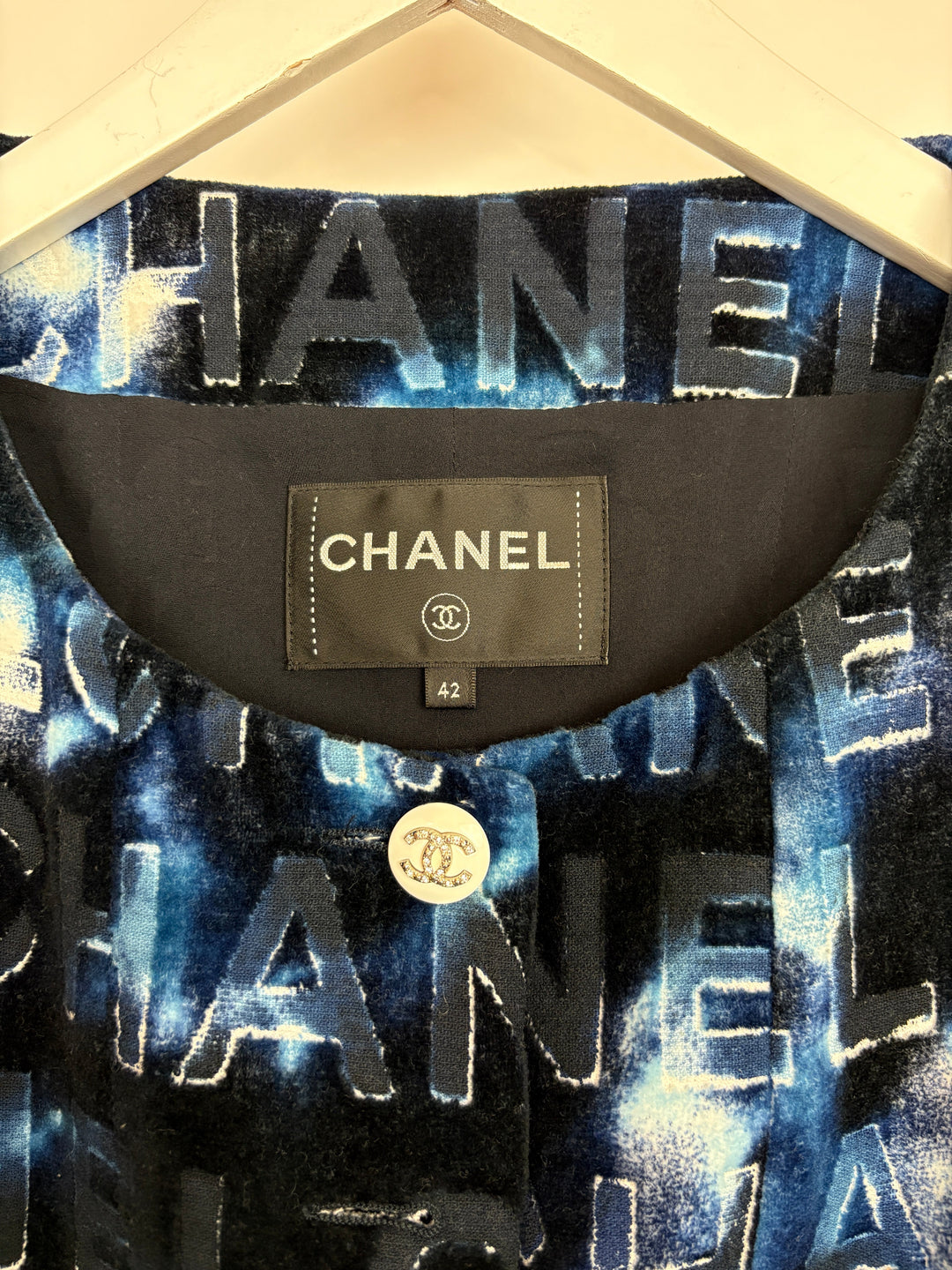 *HOT* Top Quality Chanel 21C Short Sleeve Jacket in Blue Logo Velvet with White Enamel & Crystal CC Button Detail Size FR 42 (UK 14)