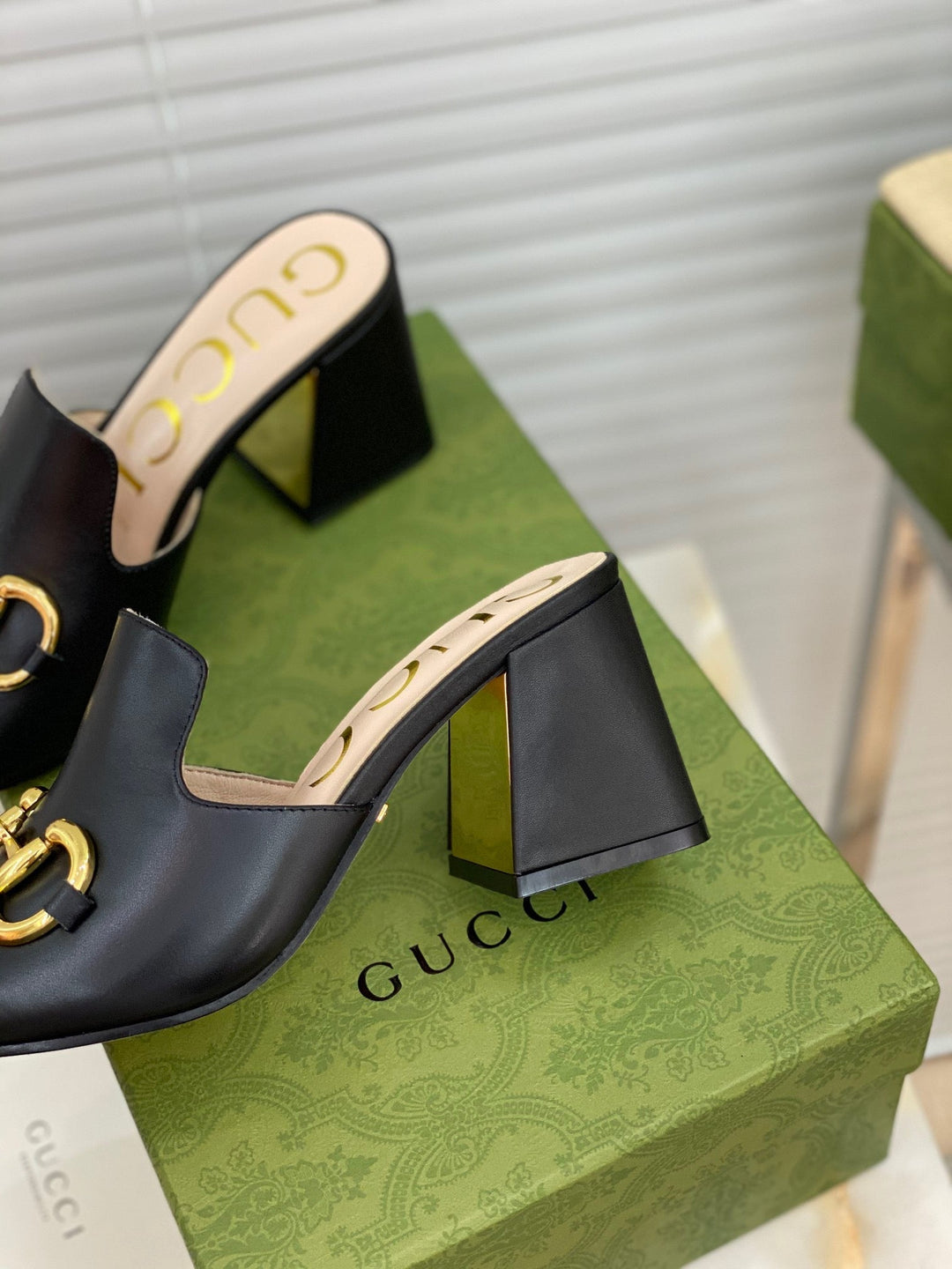 SE500 Size 5-10 Heels:7.5cm Material: Cowhide Lining: Sheep skin Sole: Italian leather