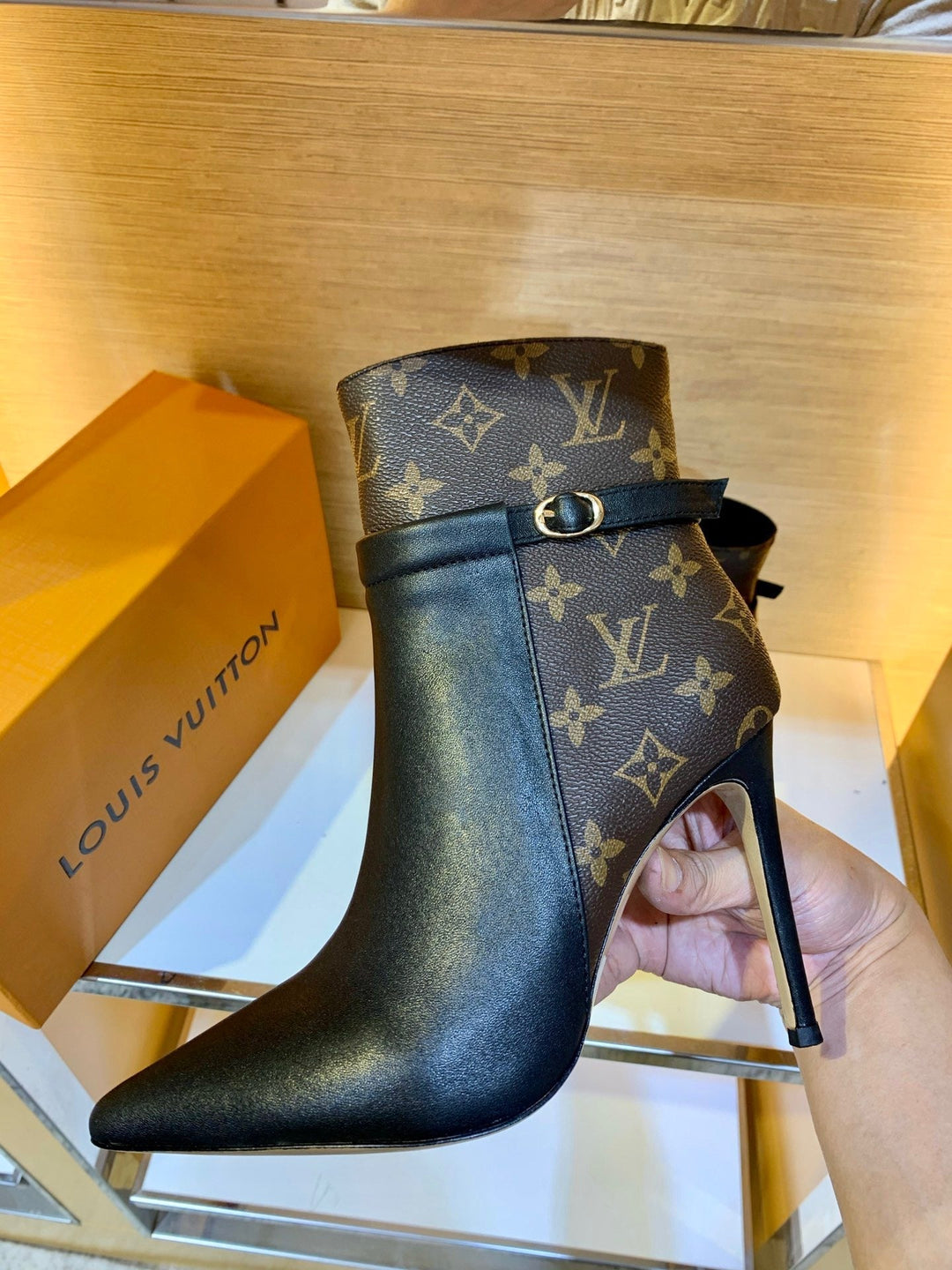SE634  Size 4-11 Heels:10.5cm Material: Cowhide  Lining: Sheep skin Sole: Italian leather