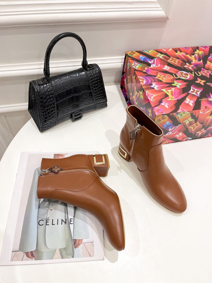 SE668  Size 4-9   Heels:5cm Material: Cowhide  Lining: Sheep skin Sole: Italian leather