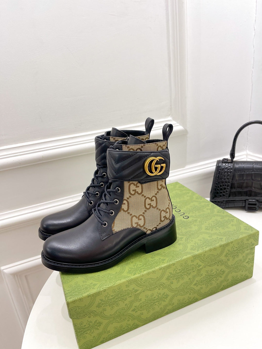 SE691  Size 5-10   Material: Cowhide  Lining: Sheep skin Sole: Rubber