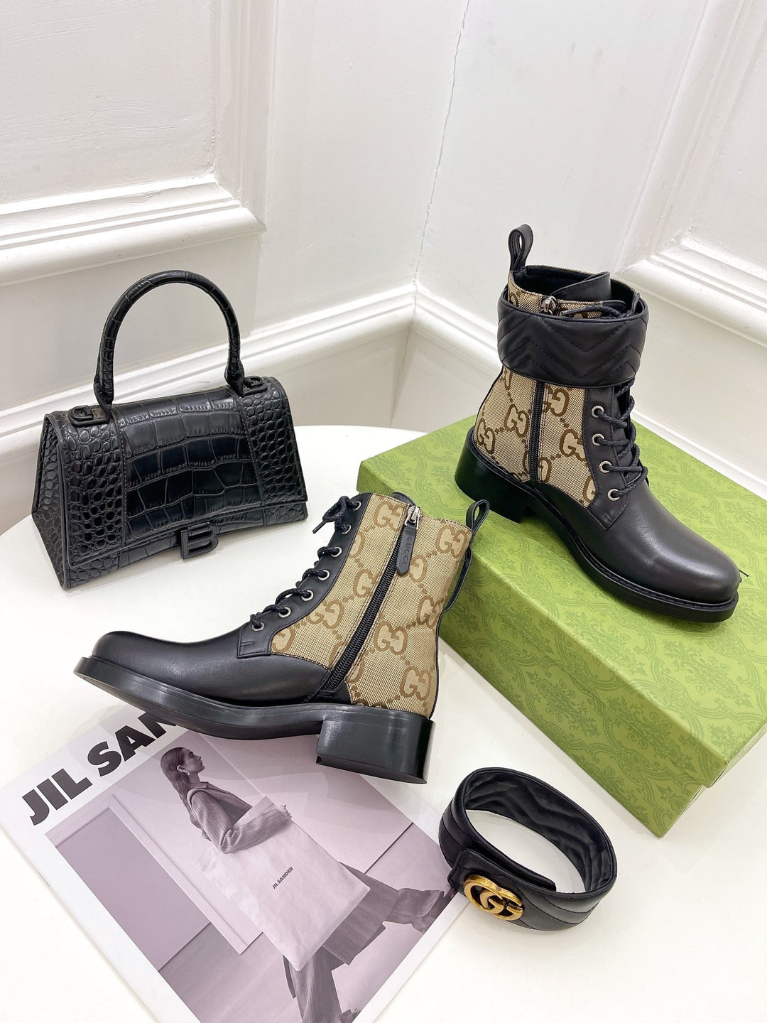 SE691  Size 5-10   Material: Cowhide  Lining: Sheep skin Sole: Rubber