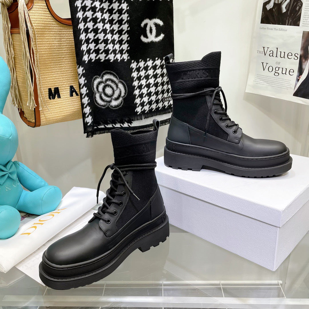 SE696   Size 4-10	Material: Cowhide  Lining: Sheep skin Sole: Rubber