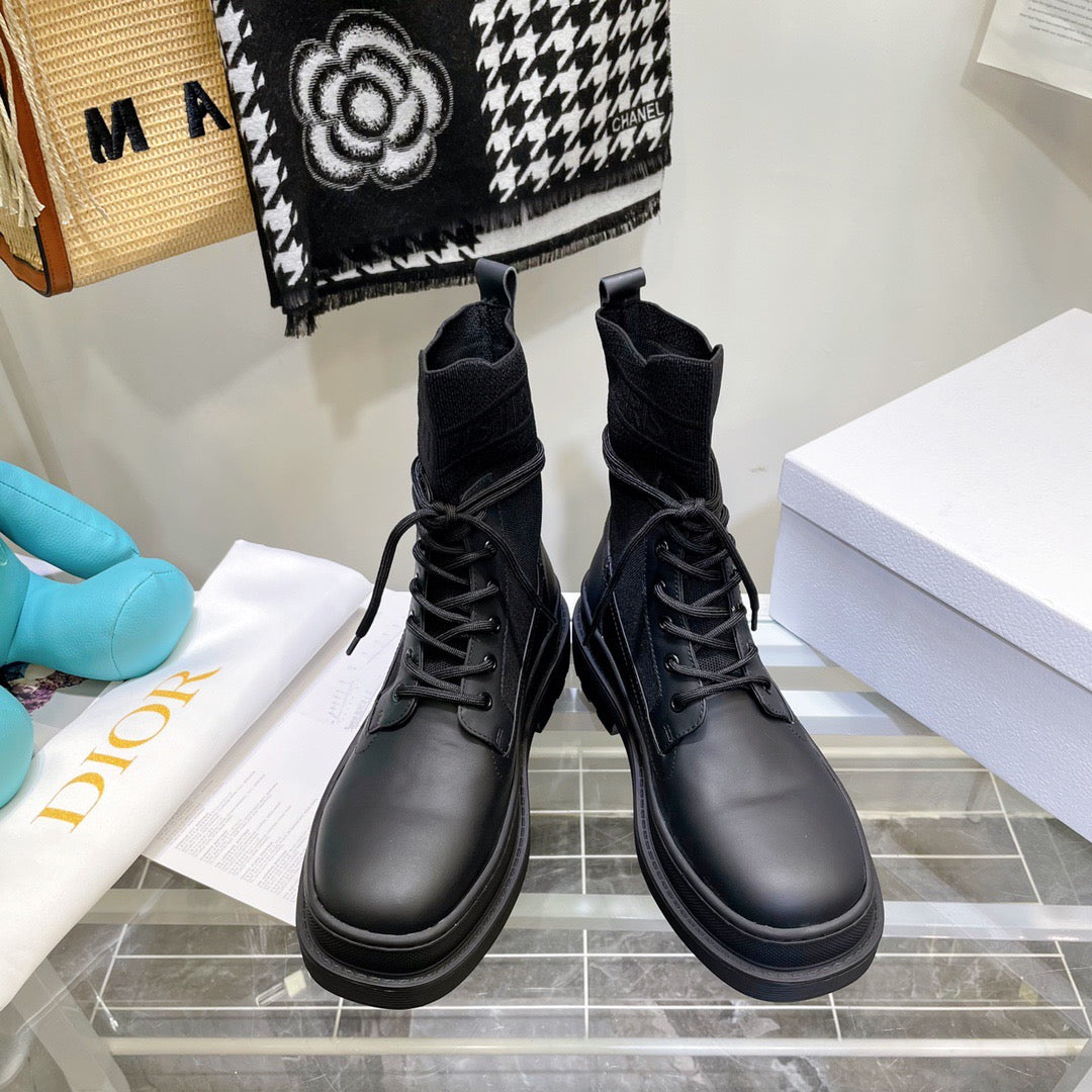 SE696   Size 4-10	Material: Cowhide  Lining: Sheep skin Sole: Rubber
