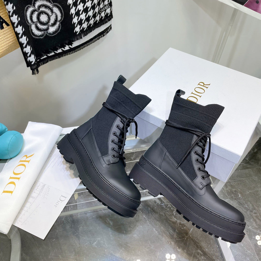 SE696   Size 4-10	Material: Cowhide  Lining: Sheep skin Sole: Rubber