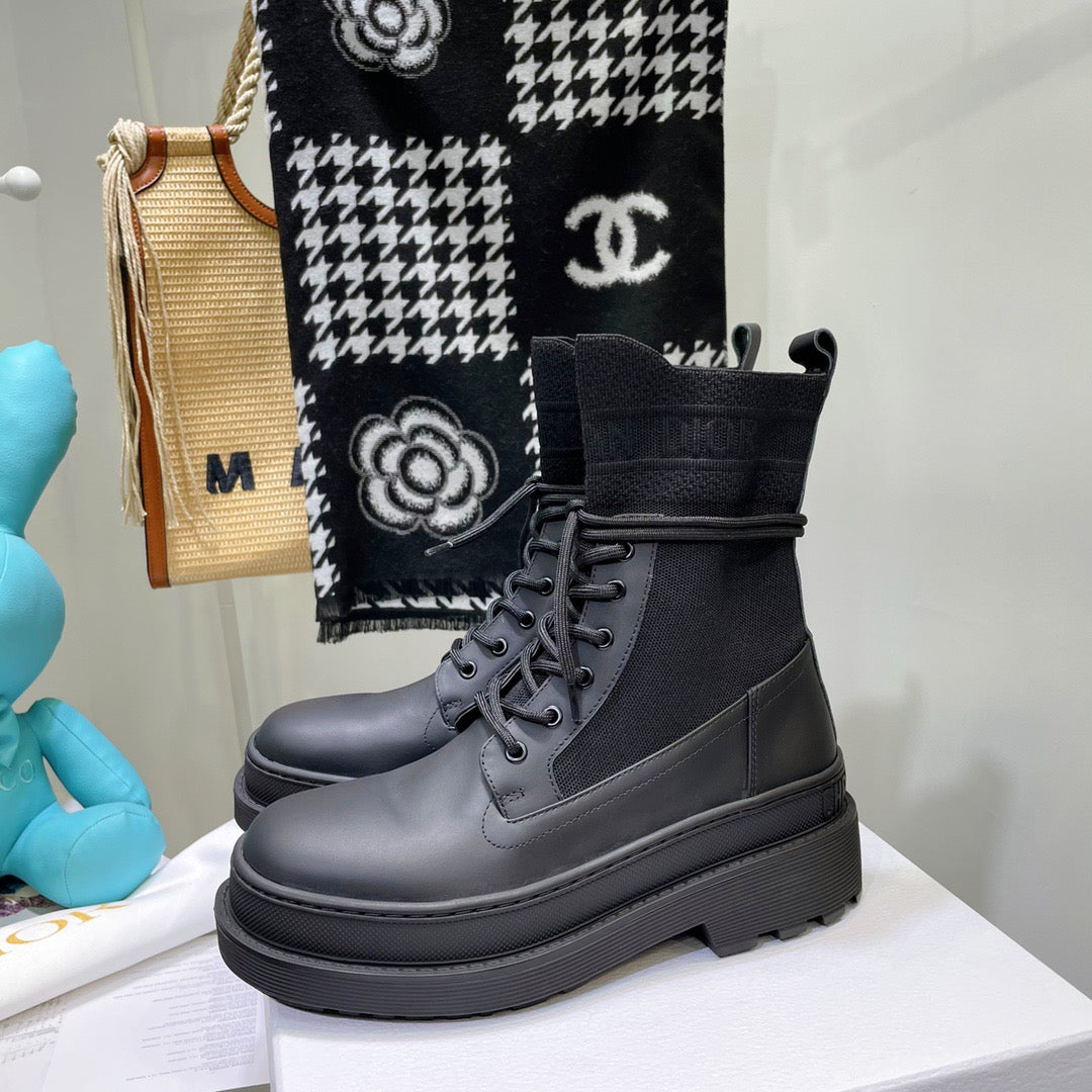SE696   Size 4-10	Material: Cowhide  Lining: Sheep skin Sole: Rubber