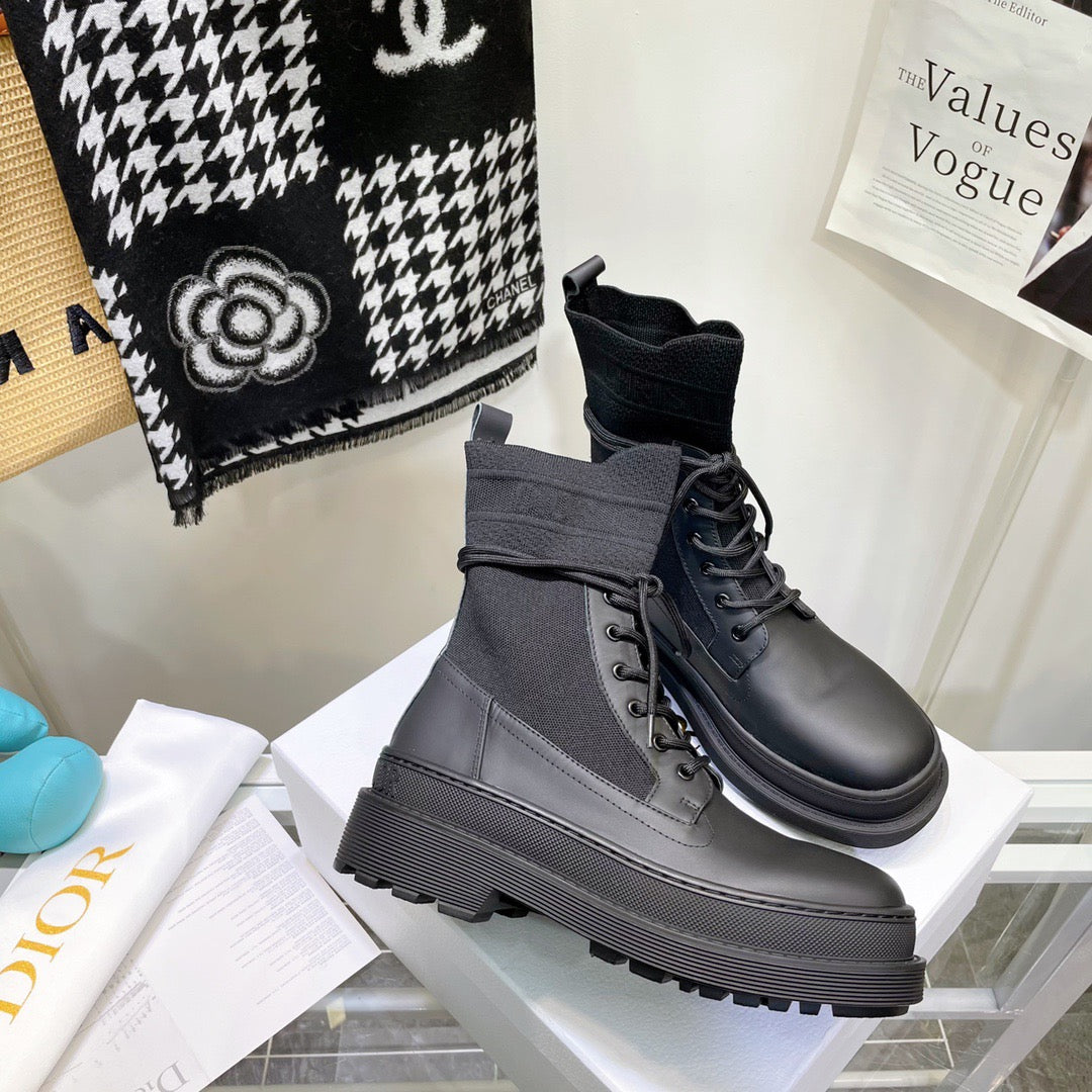 SE696   Size 4-10	Material: Cowhide  Lining: Sheep skin Sole: Rubber