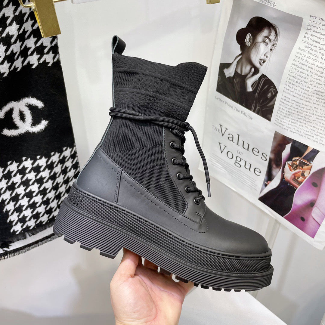 SE696   Size 4-10	Material: Cowhide  Lining: Sheep skin Sole: Rubber