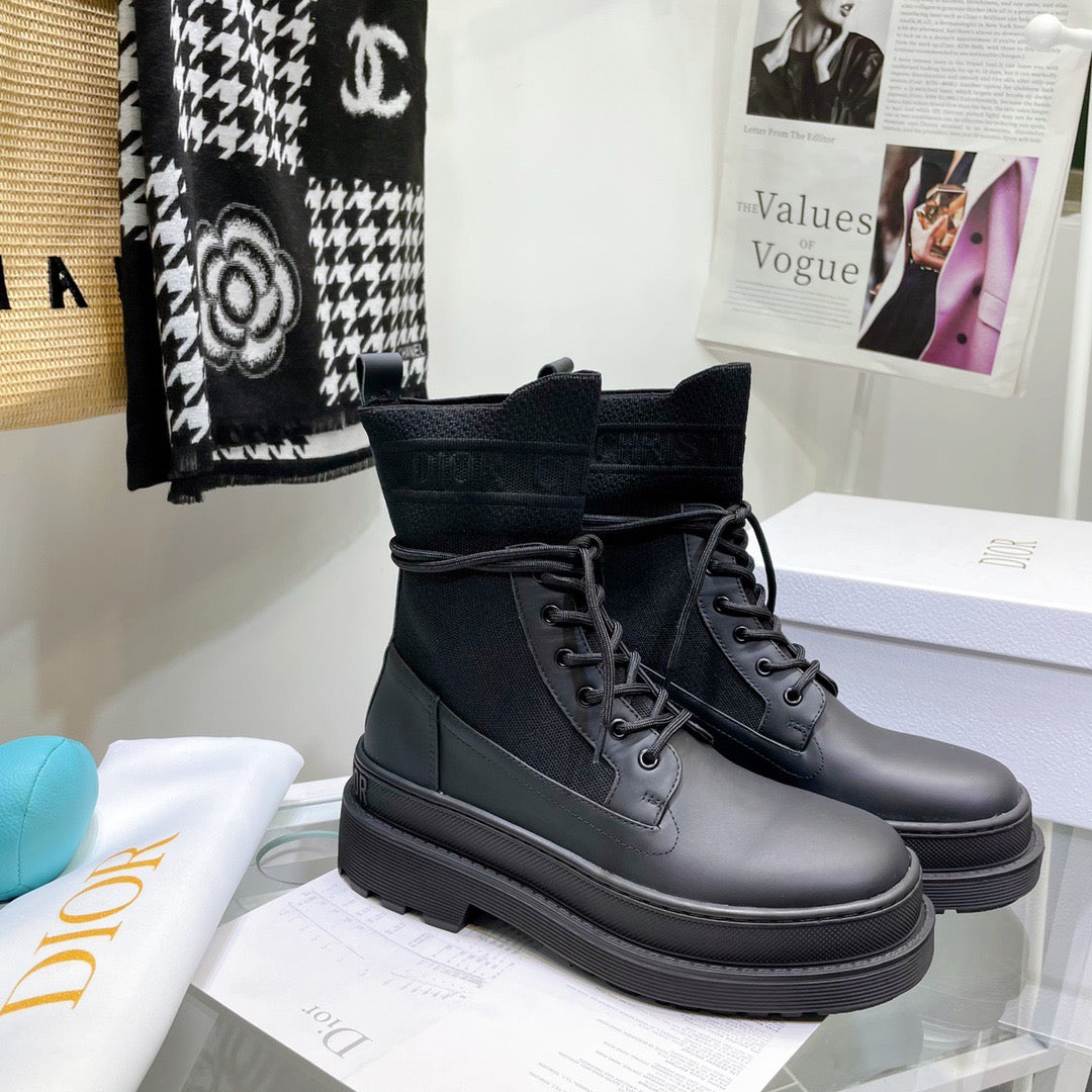 SE696   Size 4-10	Material: Cowhide  Lining: Sheep skin Sole: Rubber