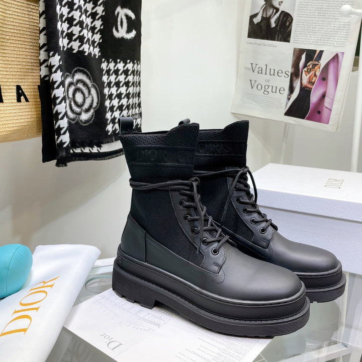 SE696   Size 4-10	Material: Cowhide  Lining: Sheep skin Sole: Rubber