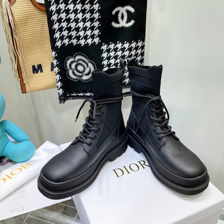 SE696   Size 4-10	Material: Cowhide  Lining: Sheep skin Sole: Rubber