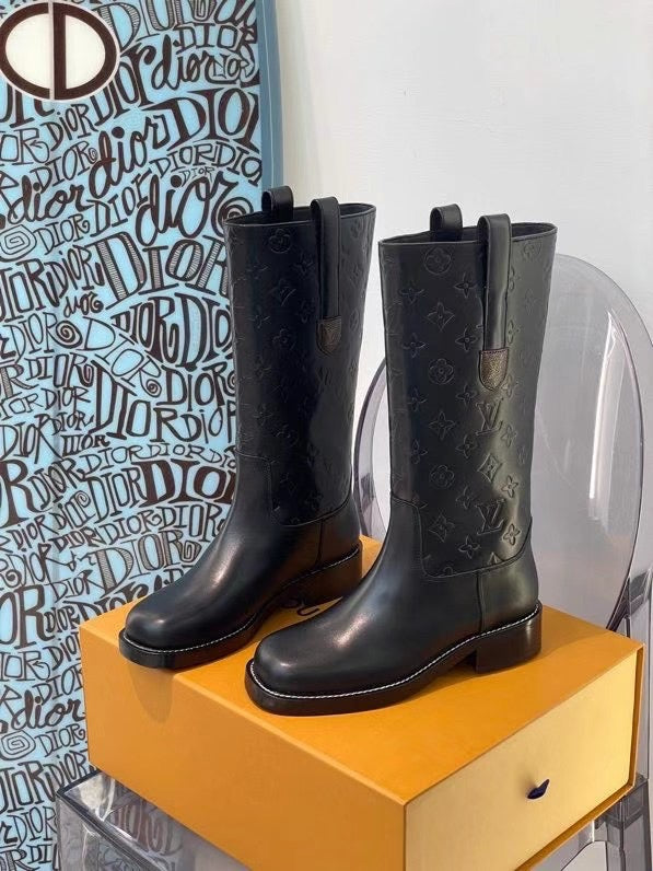 SE698    Size 4-10    Material: Cowhide  Lining: Sheep skin Sole: Italian leather