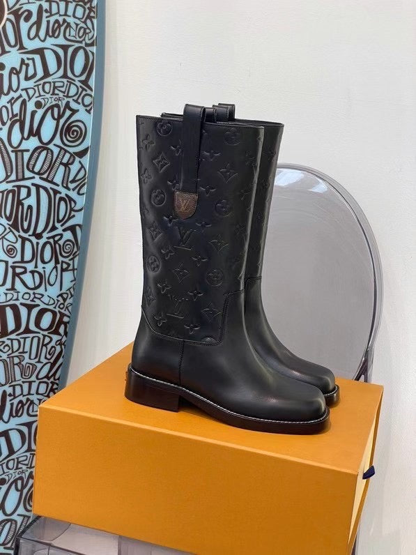 SE698    Size 4-10    Material: Cowhide  Lining: Sheep skin Sole: Italian leather