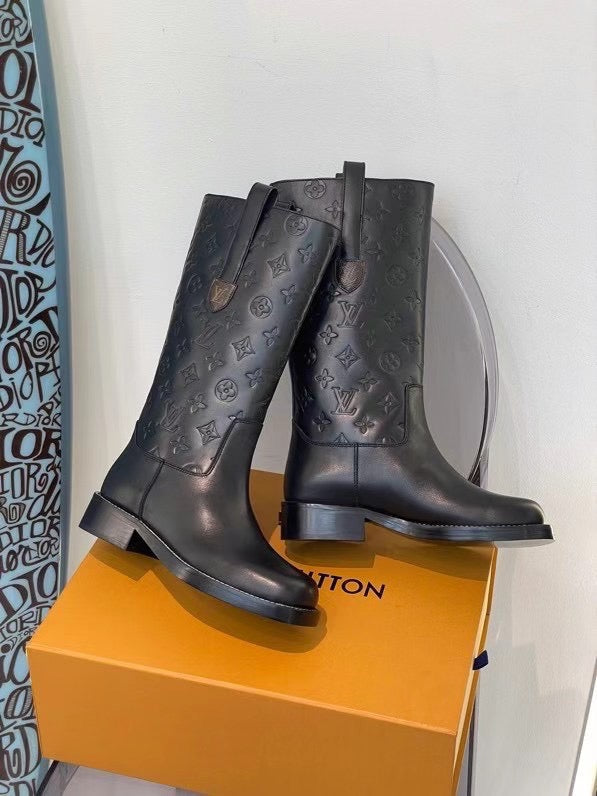 SE698    Size 4-10    Material: Cowhide  Lining: Sheep skin Sole: Italian leather