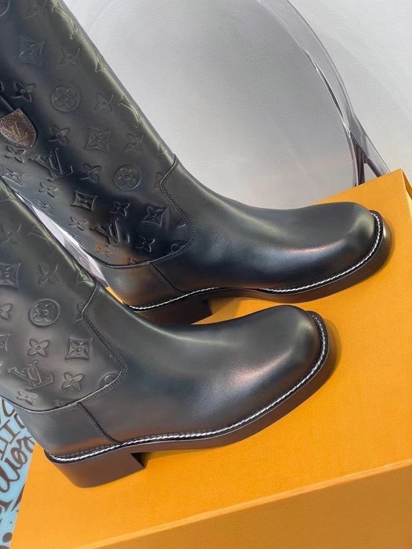 SE698    Size 4-10    Material: Cowhide  Lining: Sheep skin Sole: Italian leather
