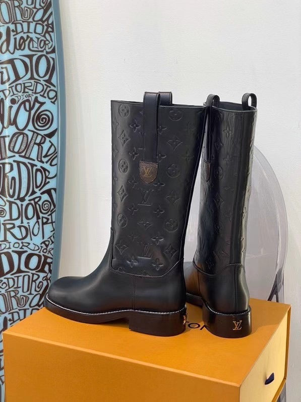 SE698    Size 4-10    Material: Cowhide  Lining: Sheep skin Sole: Italian leather
