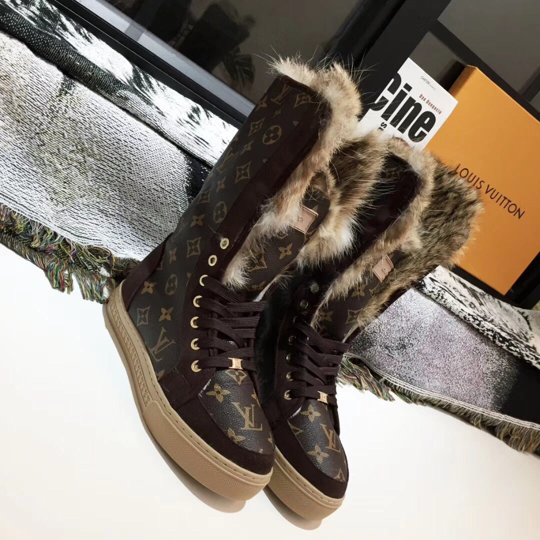 SE744   Size 4-12   Material: Cowhide  Lining: Rabbit Fur Sole: Rubber