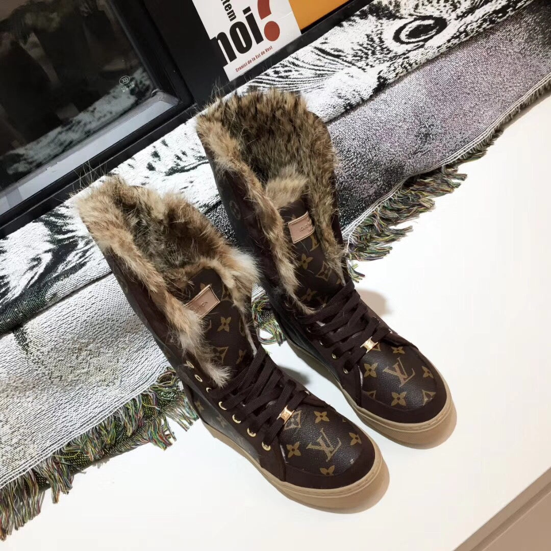 SE744   Size 4-12   Material: Cowhide  Lining: Rabbit Fur Sole: Rubber