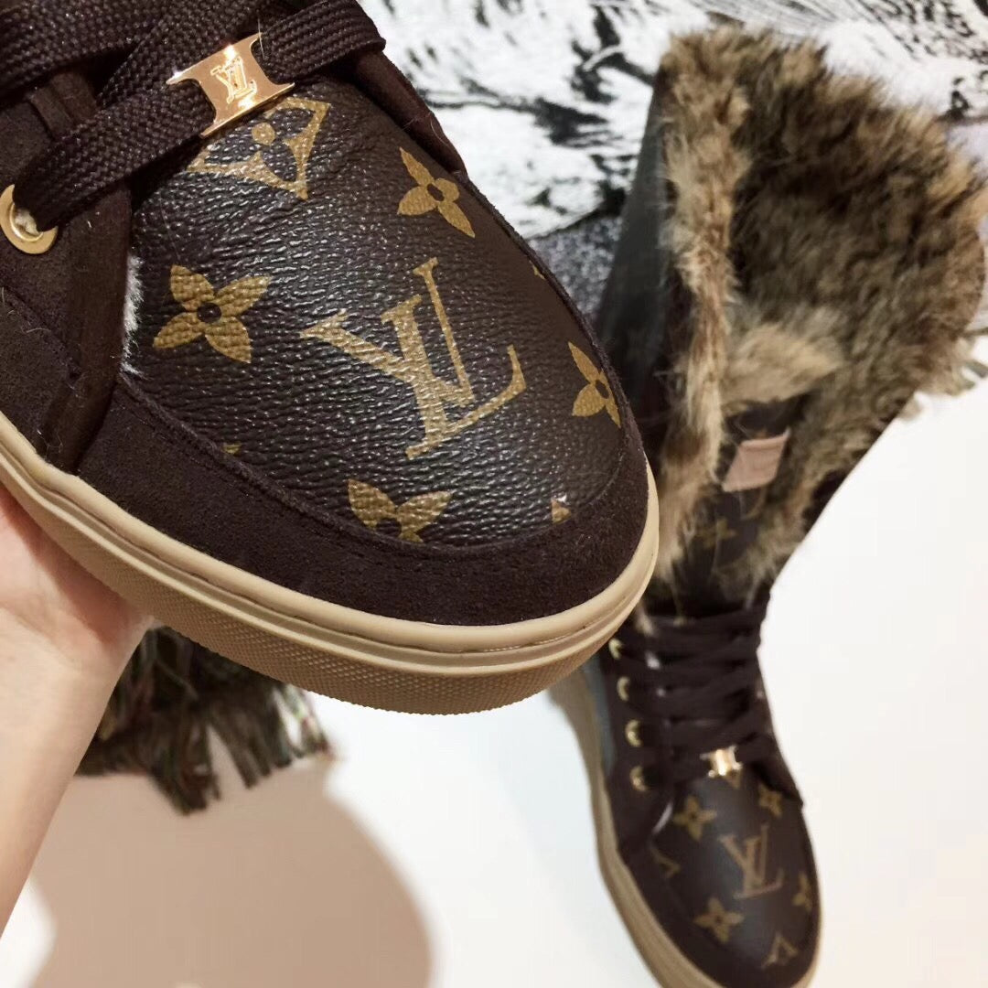 SE744   Size 4-12   Material: Cowhide  Lining: Rabbit Fur Sole: Rubber
