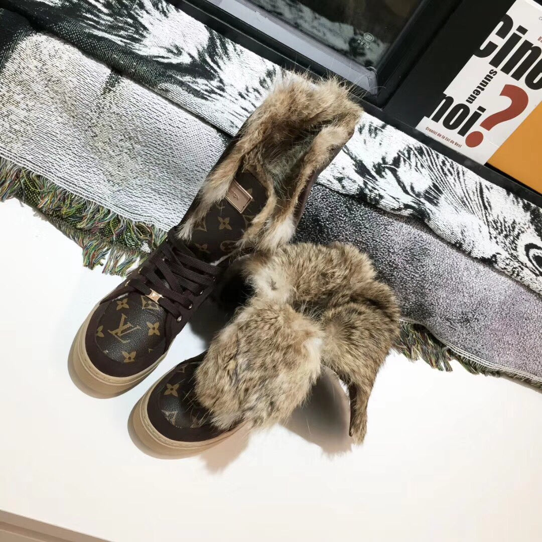 SE744   Size 4-12   Material: Cowhide  Lining: Rabbit Fur Sole: Rubber