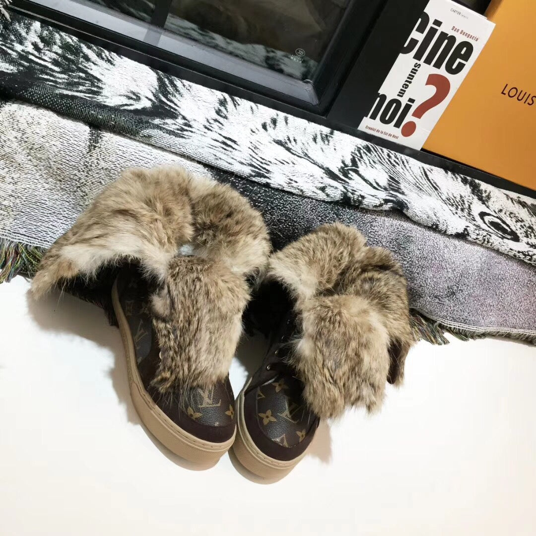 SE744   Size 4-12   Material: Cowhide  Lining: Rabbit Fur Sole: Rubber
