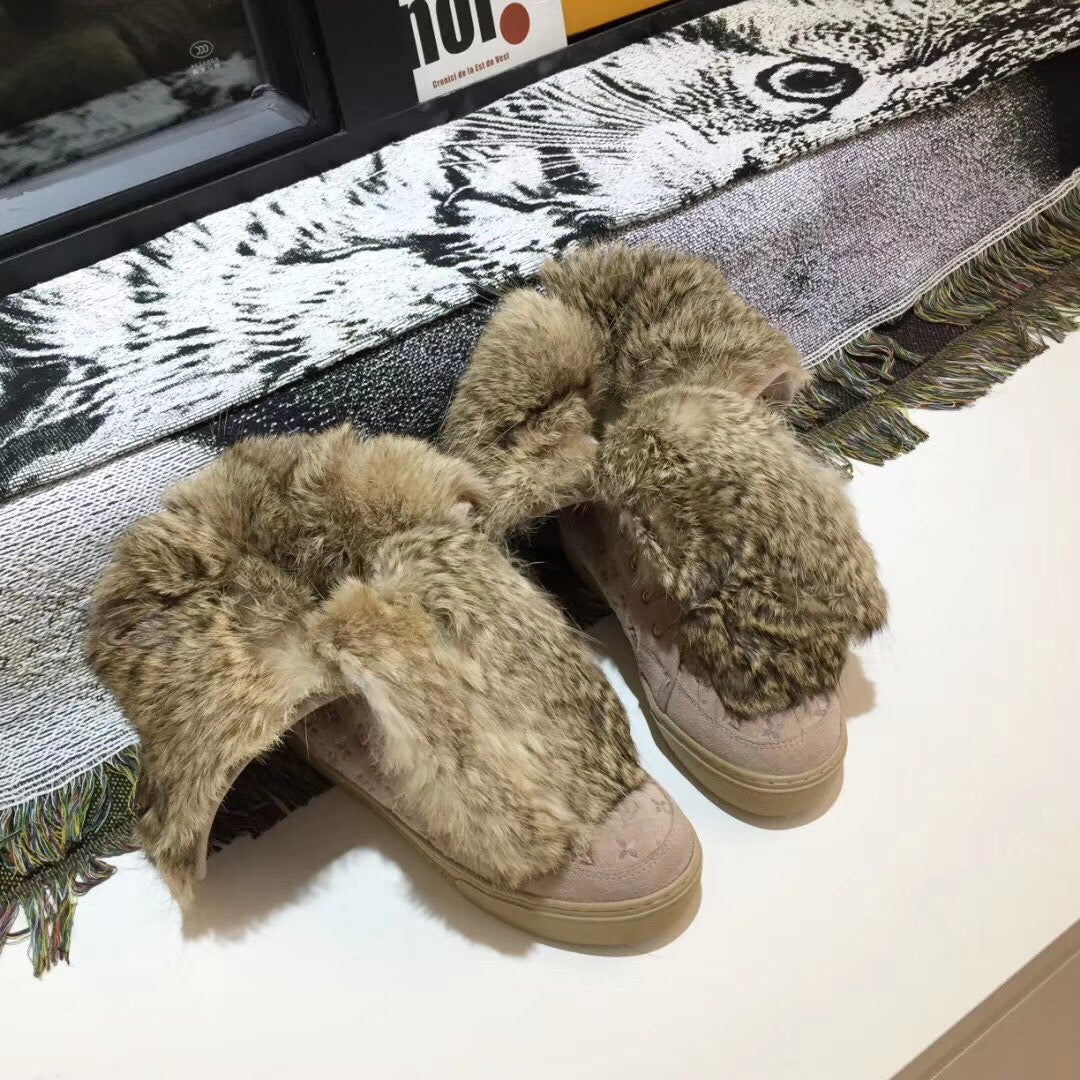 SE745  Size 4-12  Material: Cowhide  Lining: Rabbit Fur Sole: Rubber