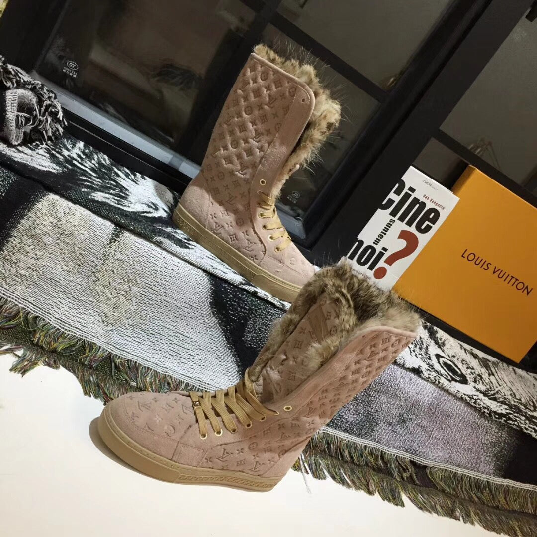 SE745  Size 4-12  Material: Cowhide  Lining: Rabbit Fur Sole: Rubber