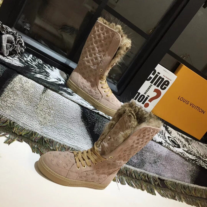 SE745  Size 4-12  Material: Cowhide  Lining: Rabbit Fur Sole: Rubber