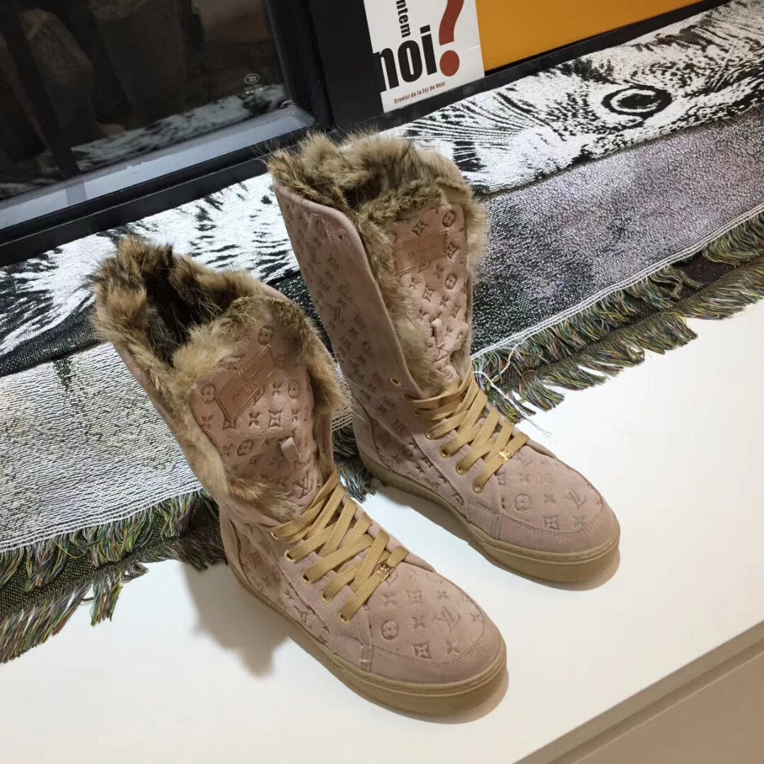 SE745  Size 4-12  Material: Cowhide  Lining: Rabbit Fur Sole: Rubber