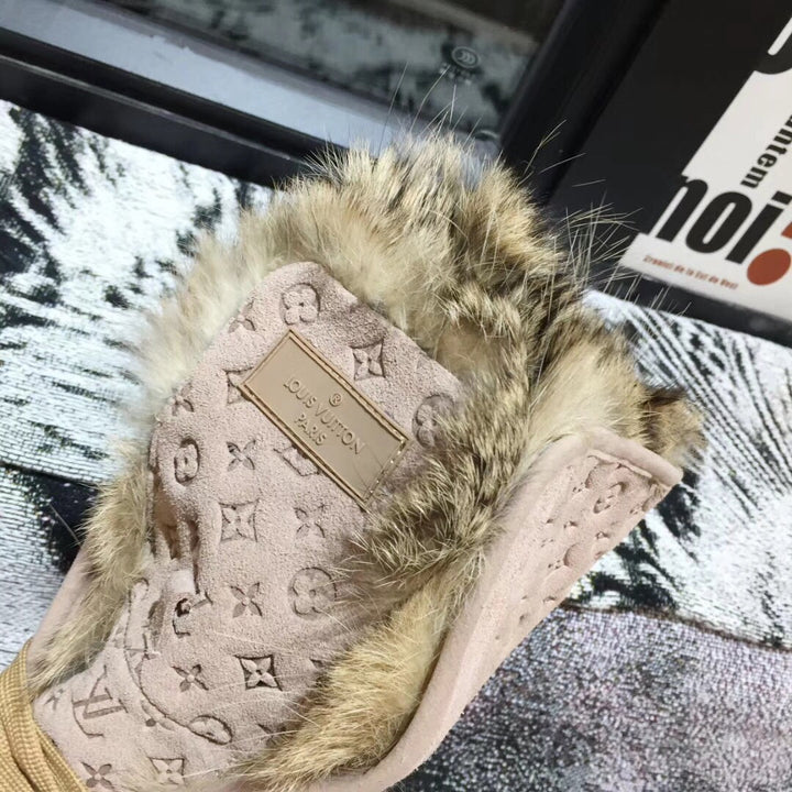 SE745  Size 4-12  Material: Cowhide  Lining: Rabbit Fur Sole: Rubber