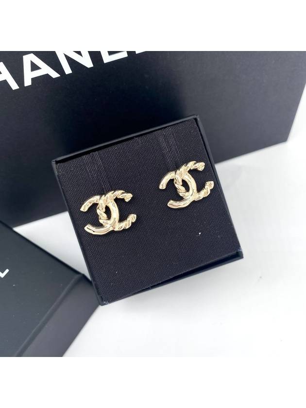 25C Women s Basic CC Logo Season Earrings Gold ABE953 Chanel