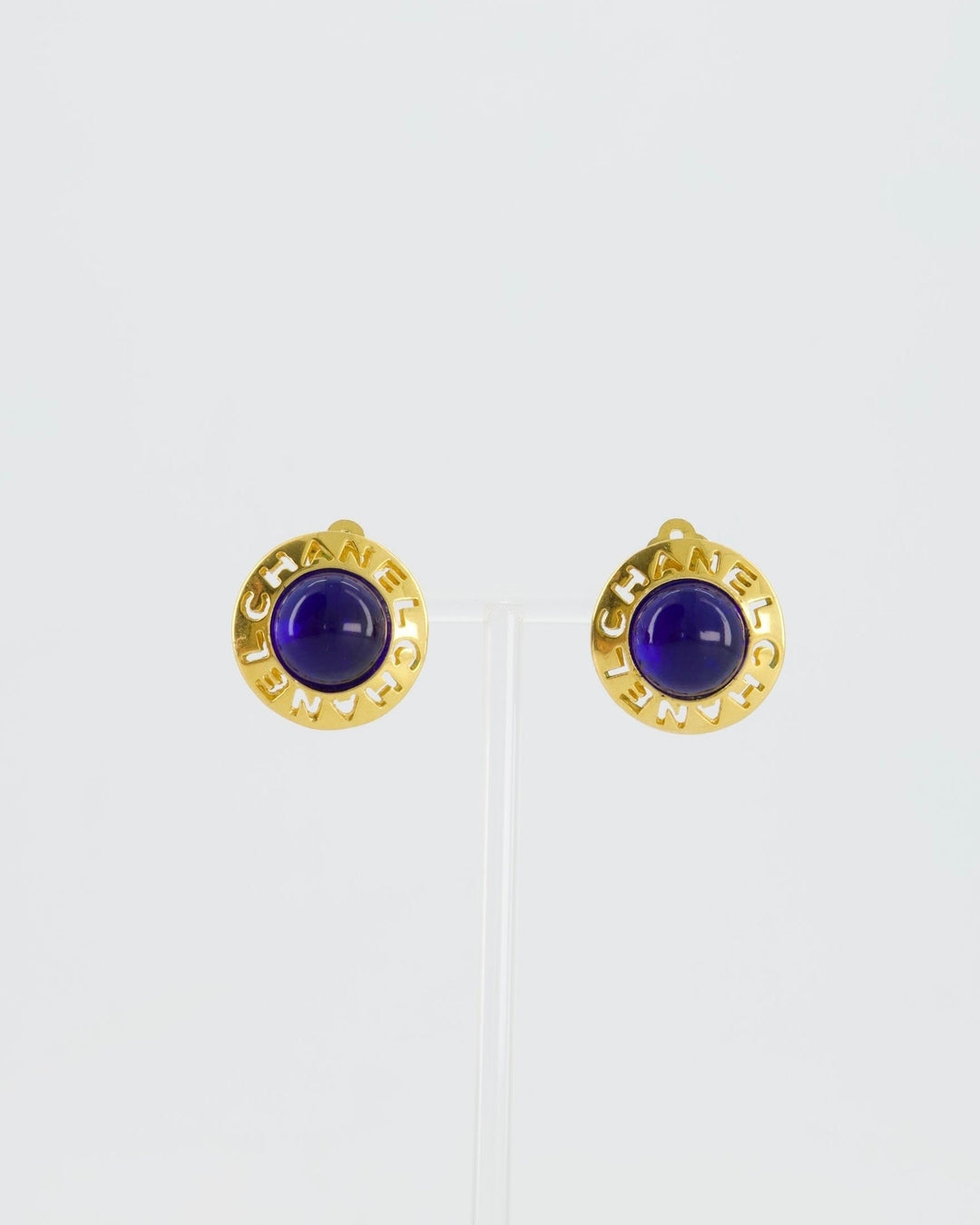Top Quality Chanel Vintage Yellow Gold with Blue Pearl Round Clip-On Earrings with CC Logo