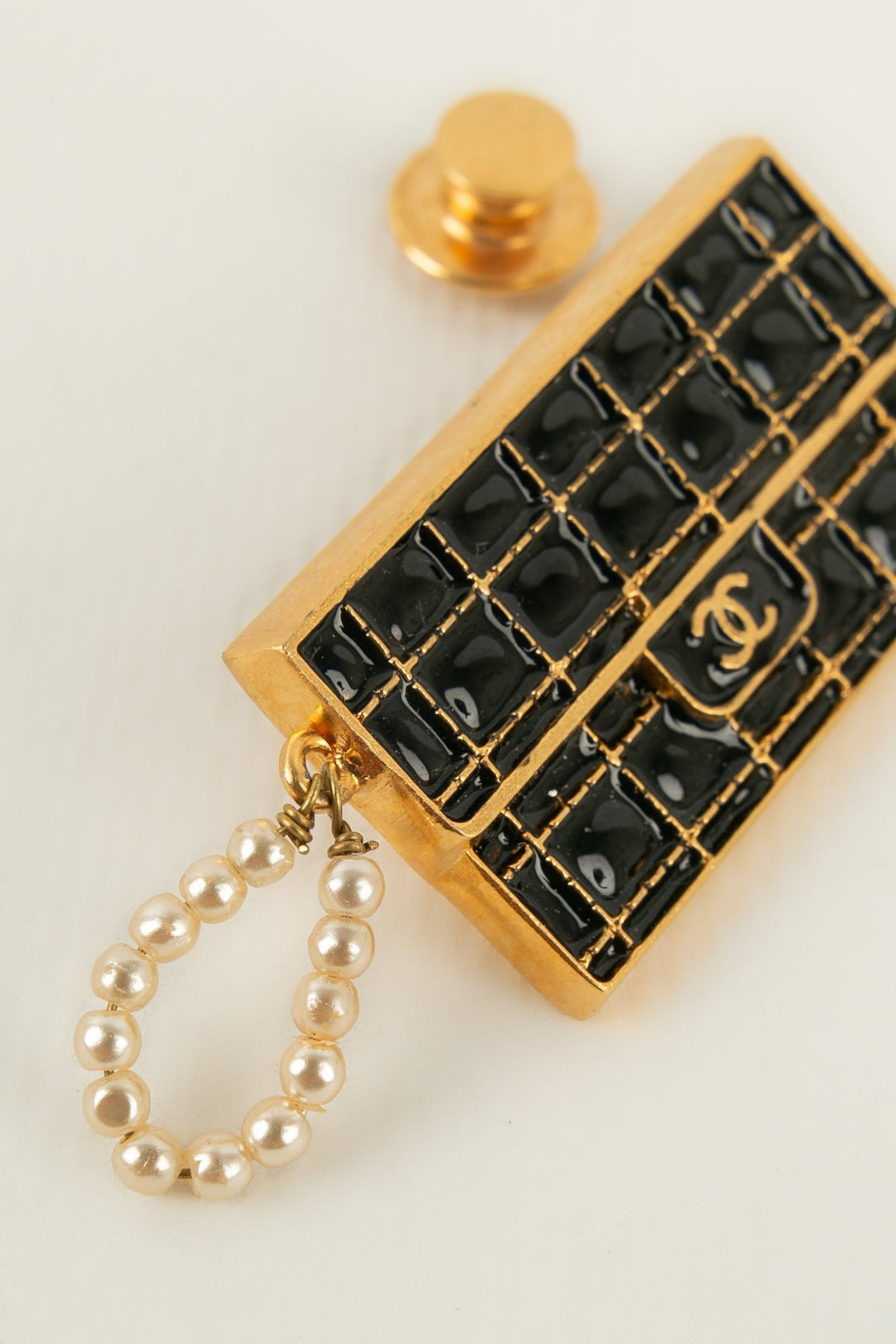 Broche / Pins "sac √† main" Top Quality Chanel 2002