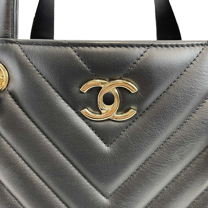 Chanel - Large Shopping Tote Black Chevron Leather CC Tote w/ Shoulder Strap