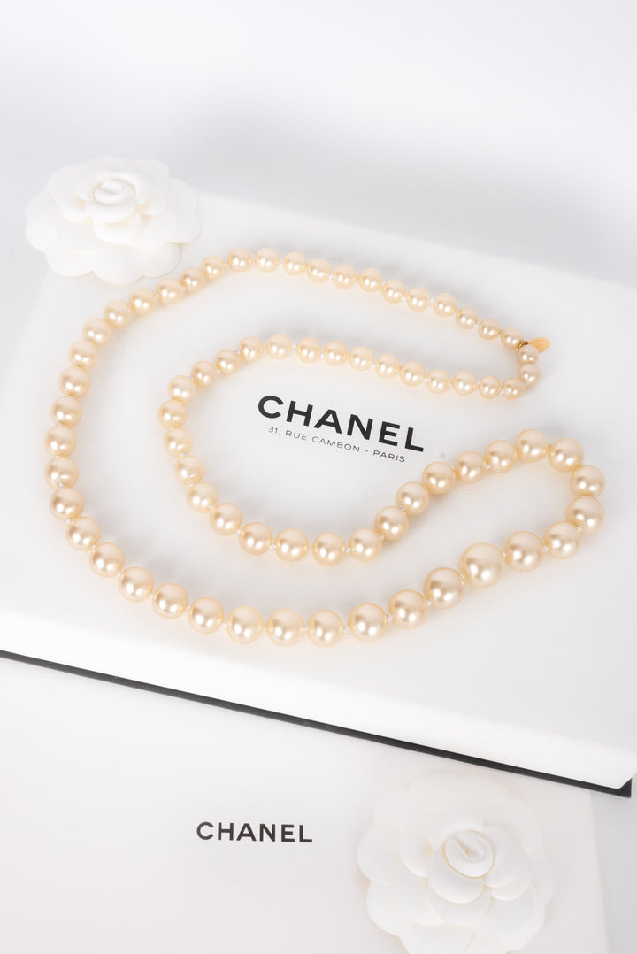 Collier de perles nacr√©es Chanel