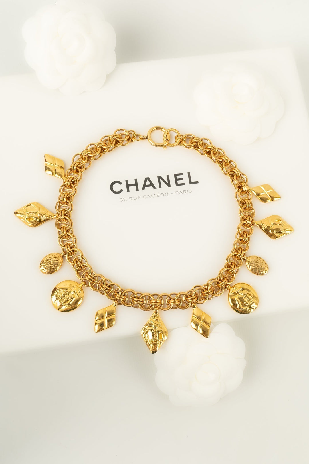 Collier dor√© Chanel