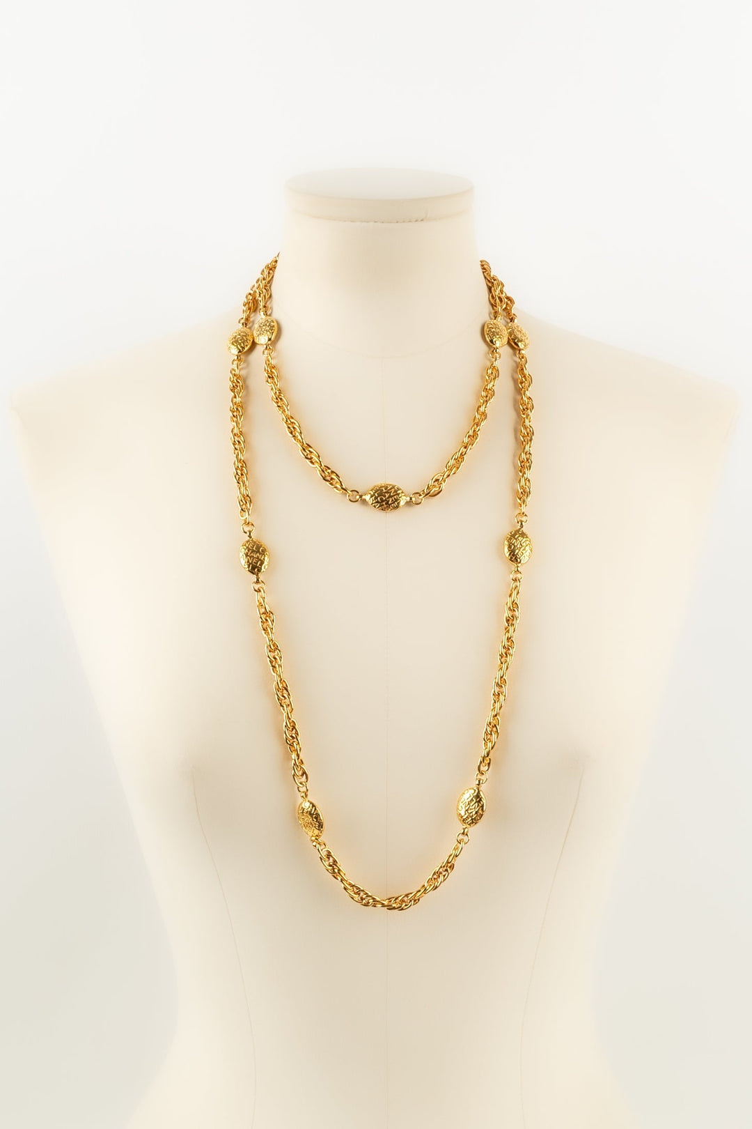 Collier / sautoir en m√©tal dor√© Chanel
