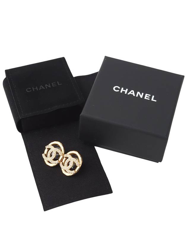 AB8945 CC logo crystal oval earrings 33778 2 Chanel