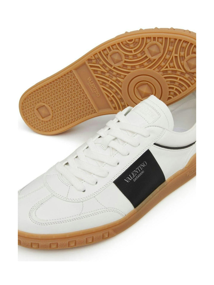 LOW TOP UPVILLAGE SNEAKERS