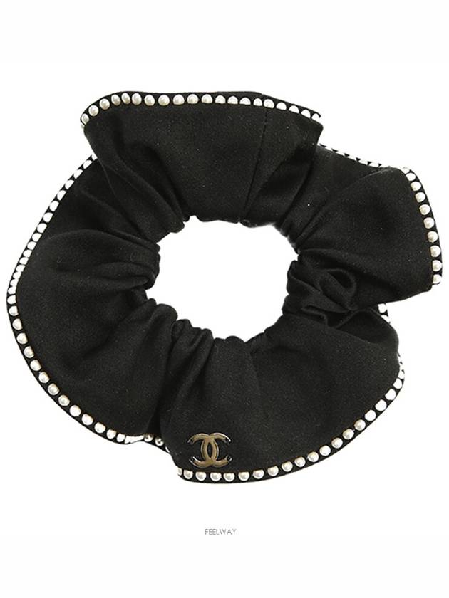 female guitar Chanel