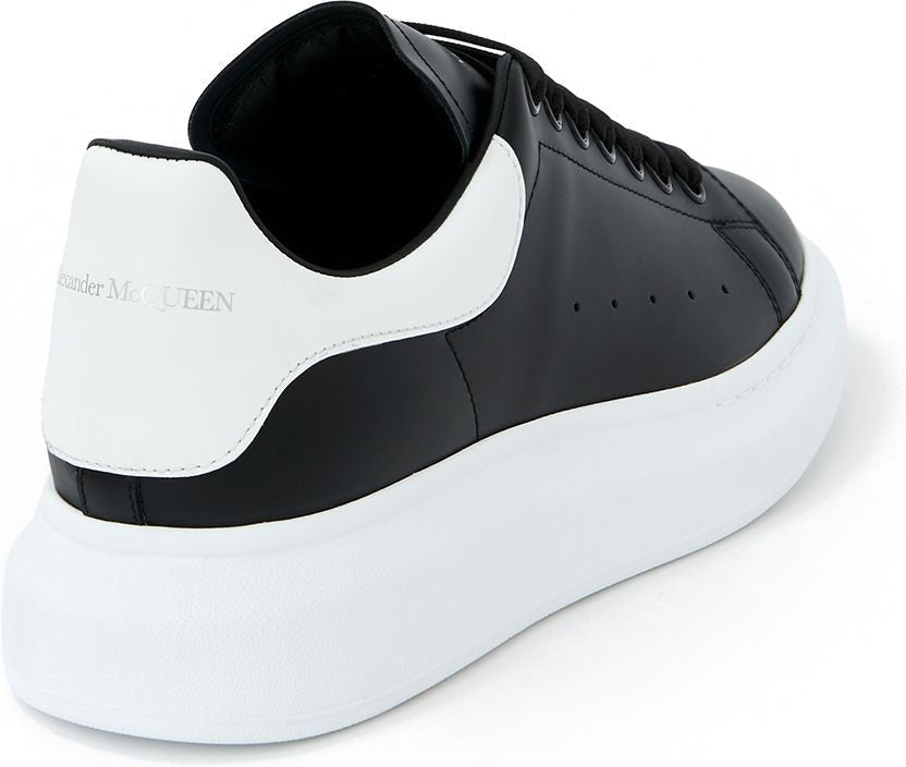 BLACK/WHITE OVERSIZED SNEAKERS
