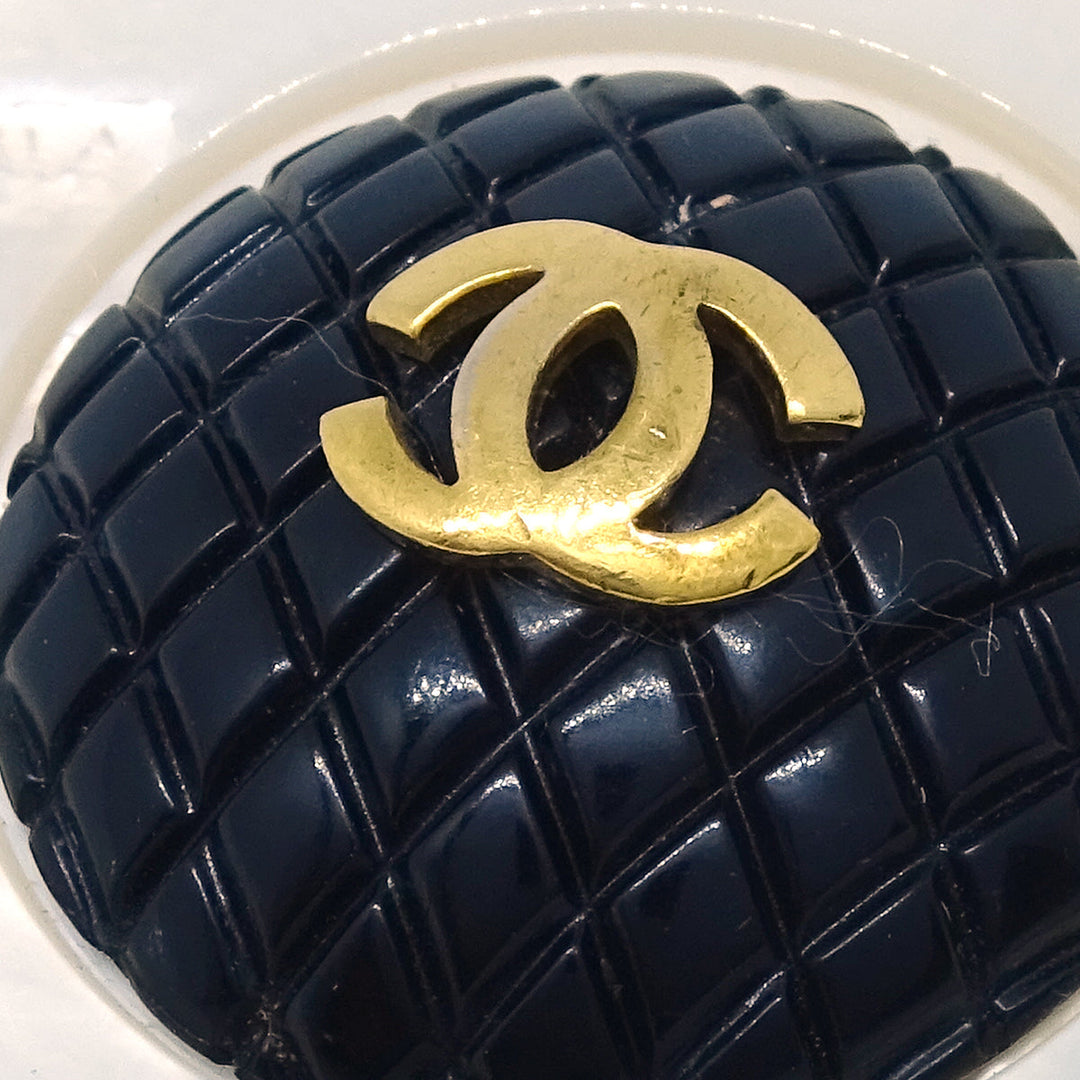 Top Quality Chanel White Black Button Shell Earrings Clip-On 95P