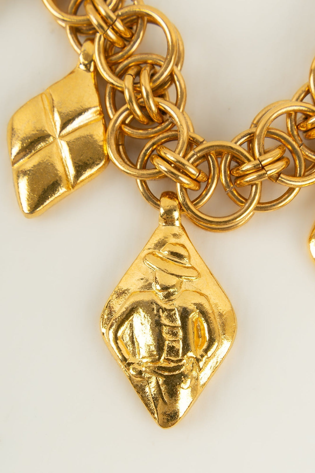 Collier dor√© Chanel