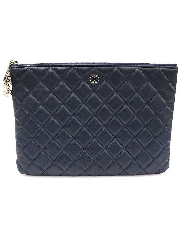 A82415 Navy Lambskin Gold Classic Charm Decoration New Medium Clutch 22nd Chanel