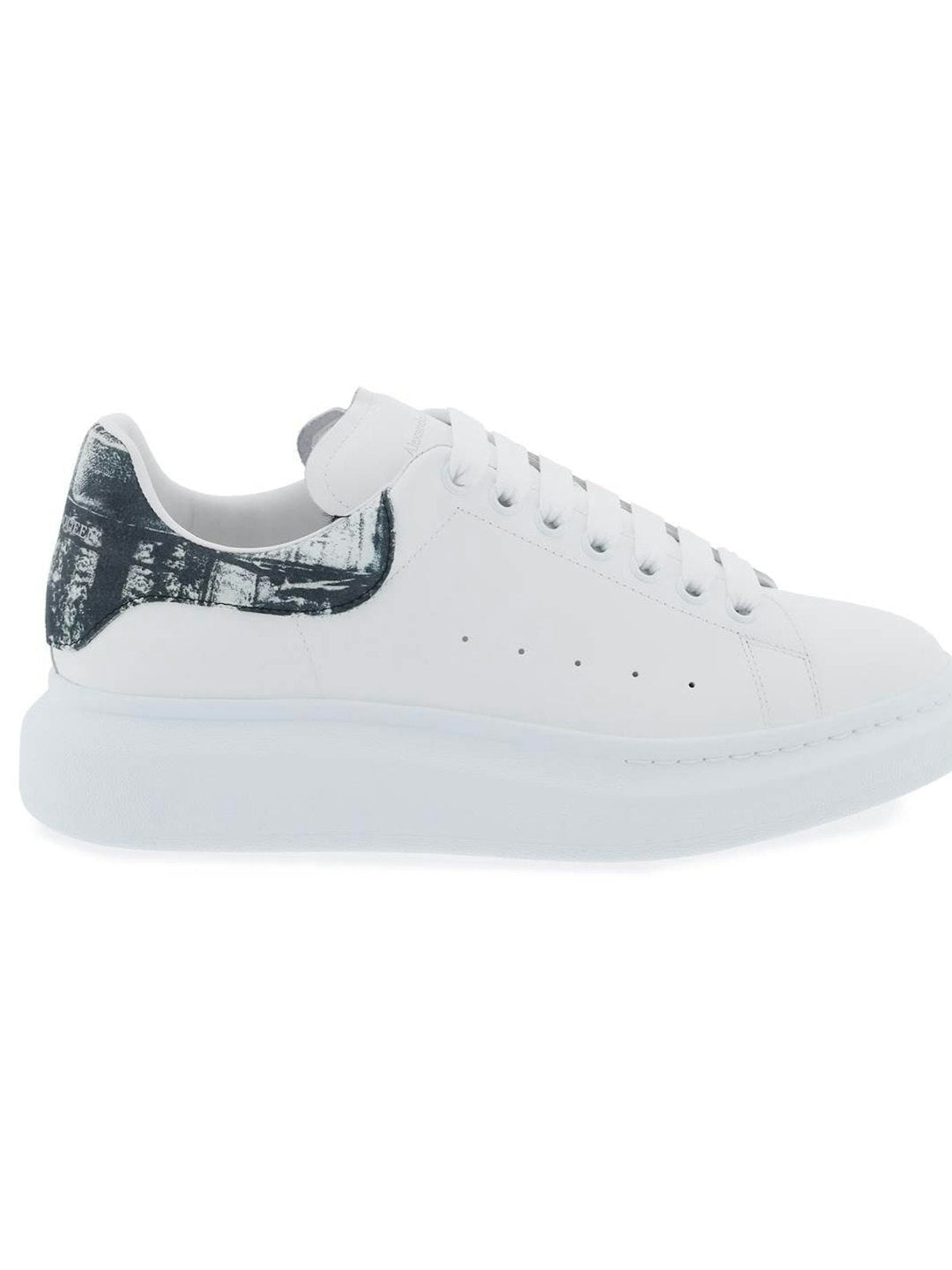 BLACK AND WHITE OVERSIZED TRAINER